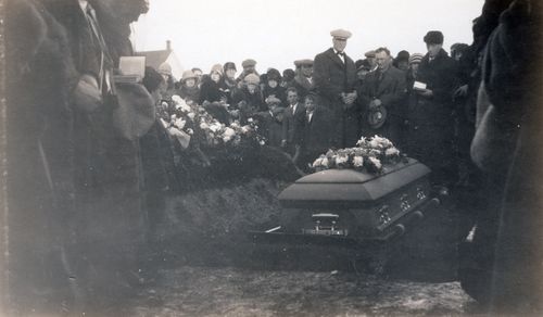 1927 - Alfred Baur Funeral - Casket at Gravesite (1).jpg